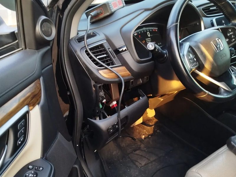 Диагностика электрики под панелью приборов Honda CR-V